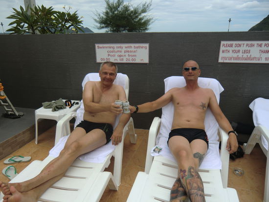 morgens um 12 Uhr in Thailand: Bibo &amp; Ralle reißen das erste Bier auf......uns ist langweilig !!!!
