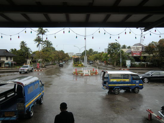 Aussicht auf die Hauptstraße ( vorne links wieder unser "Minintaxi" )