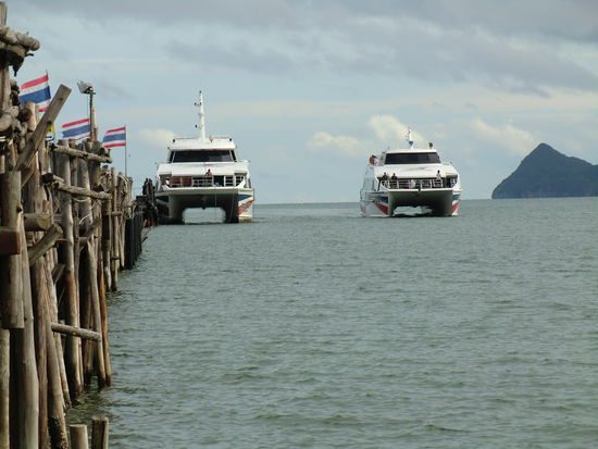 dazwischen die Fähren