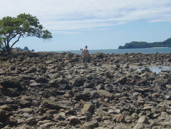 wir kämpfen uns durch ein Geröllfeld am Ende der Bucht......