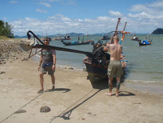 fotografieren den Motor von einem Longtailboot
