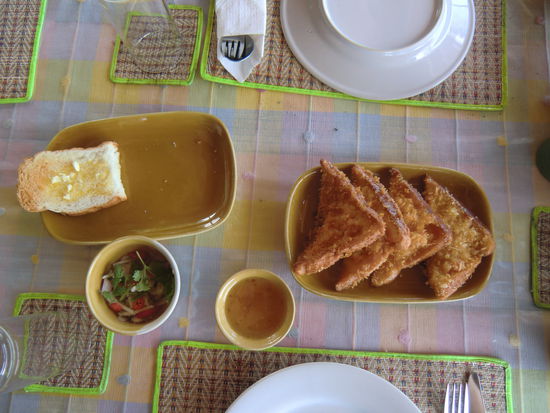 links: Knoblauchbrot, rechts: überbackenes Toast mit Shrimps &amp; Kräutern