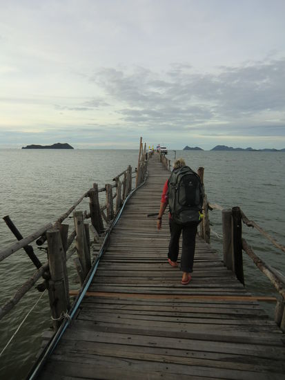 der nicht enden wollende Weg zum Schiff ( noch mit Reling )