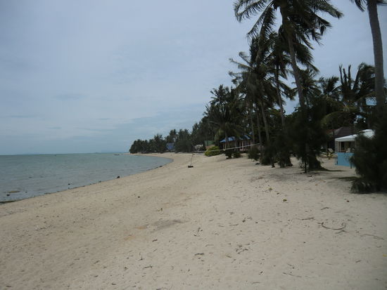 der Strand rechtsseitig