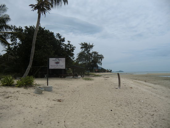 der Strand linksseitig