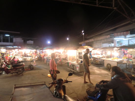 der Nachtmarkt in Thongsala