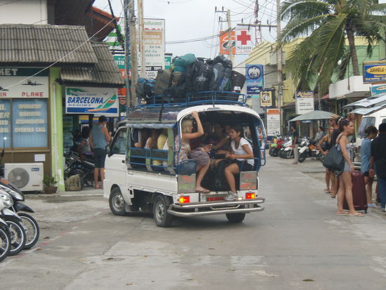 Touristen werden wie Vieh abtransportiert  man beachte die Rucksäcke und Koffer auf dem Dach