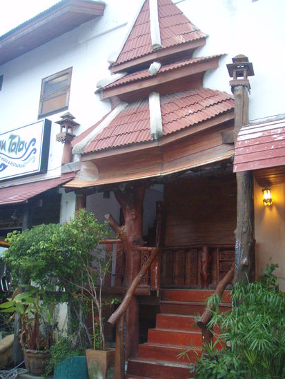 schöner Eingang vom Guesthouse "Baan Tala