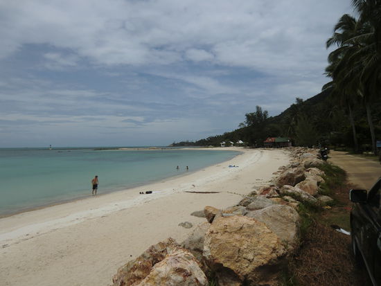 der Strand von "Haad Chaloklum" rechtsseitig