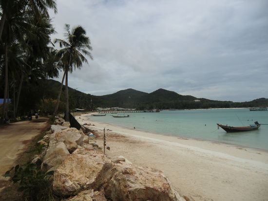 der Strand von "Haad Chaloklum" linksseitig ( im Hintergrund der Fischerhafen )