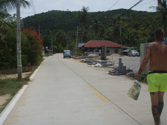 ...laufen auf der Hauptstraße entlang....