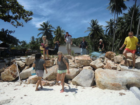 wir erklettern den Strand von Chaloklum
