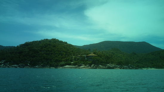 ..... mittig die schwarzen Felsen....