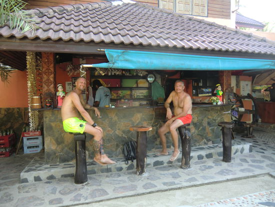 Zwei Kerle an der Bar........die Haltung....unmöglich....tztzt