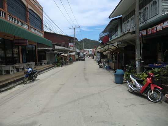 die Hauptstraße von Chaloklum