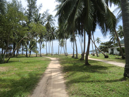 am Ende des Dorfes laufen wir Richtung Wasser....