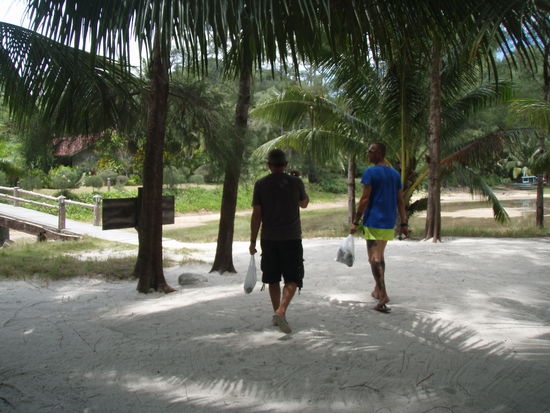 ...einem wunderbaren, weißen, fein sandigem Strand ankommen.