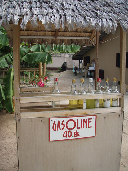 auf den ersten Blick nichts Besonderes...eine (hier) ganz normale Moped-Tankstelle