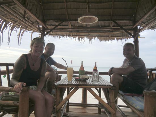Auf der Terrasse am Meer. Klasse Ambiente um Fisch zu essen !!!!