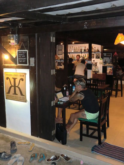 Korrekturlesen in der "Zhaba Jazz Bar"