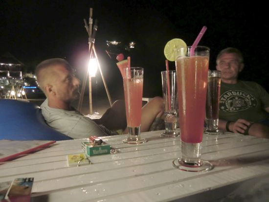 ganz links: Bibo, mitte links: Mai Tai, mitte hinten: leeres Glas, mitte rechts : Long Island Icetea, hinten rechts: Ralle, vorne: Sex on the Beach.... 