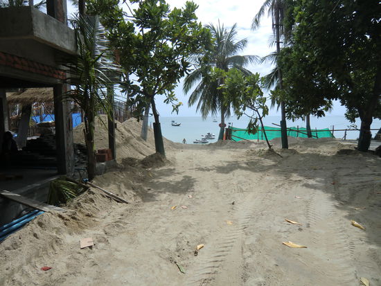 über die Baustelle zum Meer