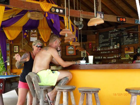 gemütlicher Platz an der Bar zum Reisebericht schreiben