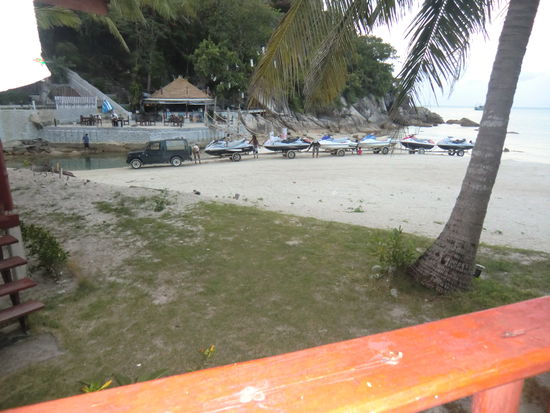 na kommt, einer geht noch hinter den Suzuki Jeep