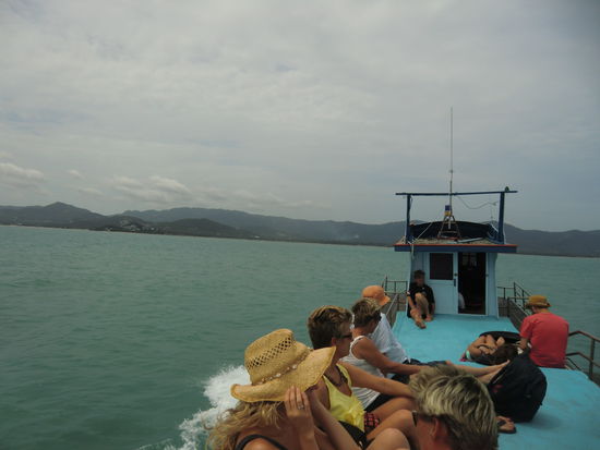 mit gut gefülltem Oberdeck kommt Koh Samui in Sicht