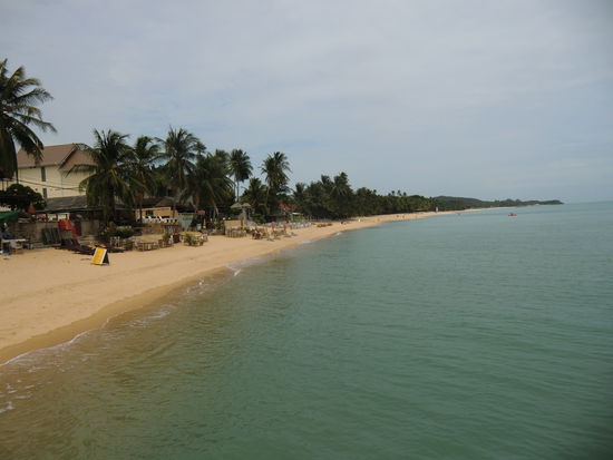 der ""Mae Nam" Strand rechtsseitig vom Schiff aus