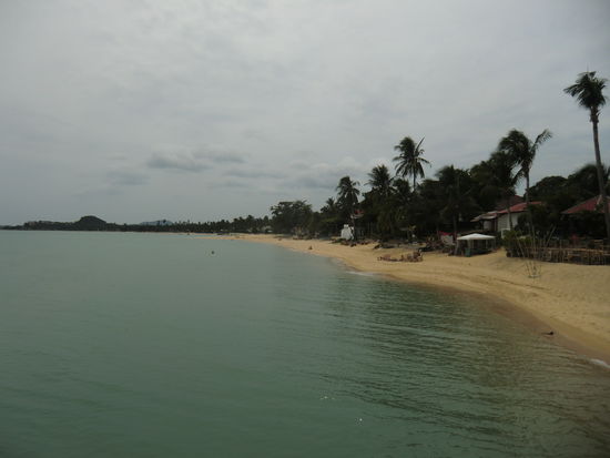 der ""Mae Nam" Strand linksseitig vom Schiff aus