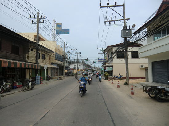 das erste Foto von der Hauptstraße in Mae Nam