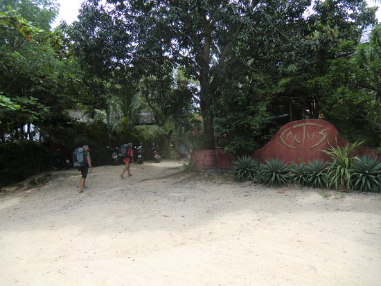 der Eingang zum Resort am Ende eines langen Weges