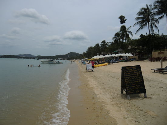 der "Bo Phut" Strand rechtsseitig
