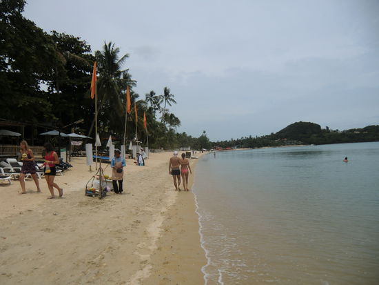 der "Bo Phut" Strand linksseitig