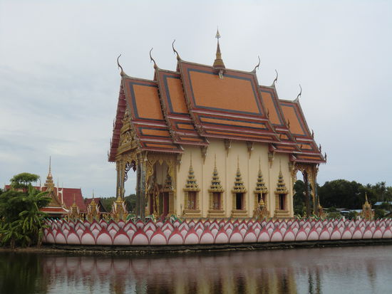 Wat Plai Laem