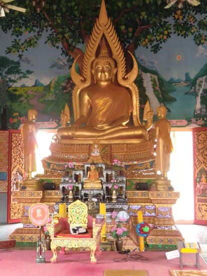 im Innern des Wat Plai laem