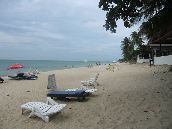 der  Strand von Lamai rechtsseitig