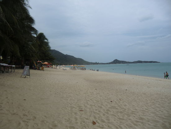 der Strand von Lamai linksseitig