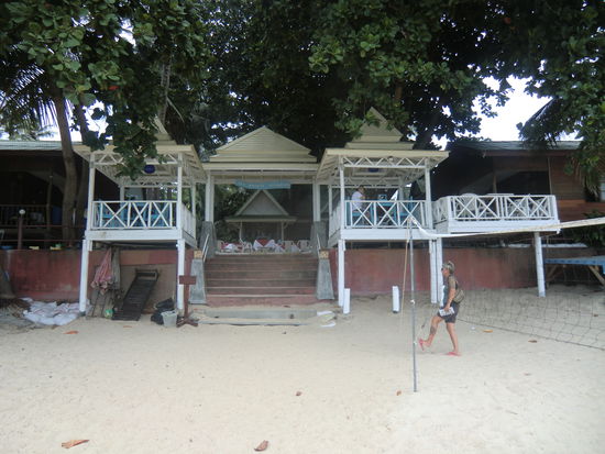 das Resort vom Strand aus