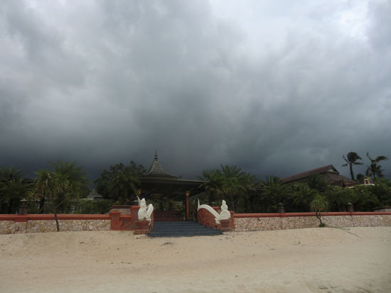 dicke schwarze Wolken im Anmarsch