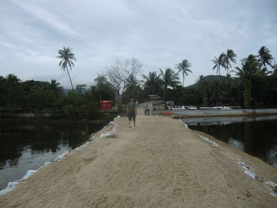 Brücke über einen brackigen Fluss...rechts die Liegen vom " Zara Beach Resort"