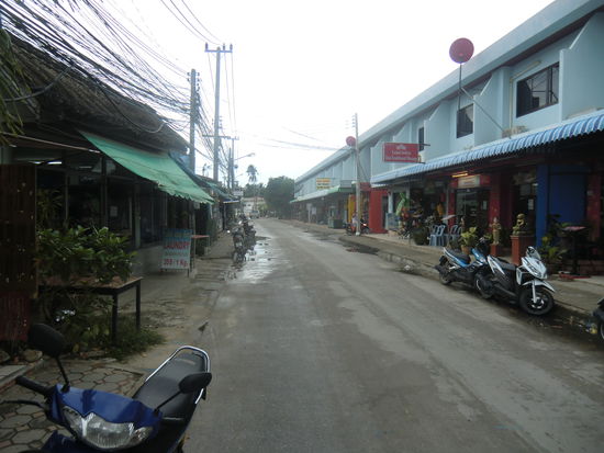 auf der Hauptstraße ist noch nicht viel los, wir können aber doch shoppen