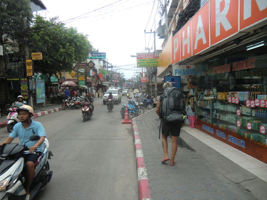 Fußmarsch mit Gepäck auf der Hauptstraße in Chaweng