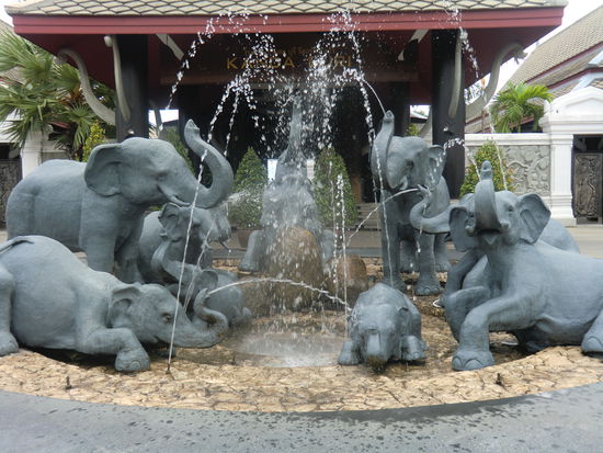 ein hübscher Brunnen vor irgendeinem Hotel