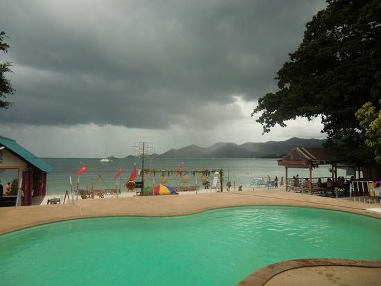 dicke Wolken und Regen in Chaweng