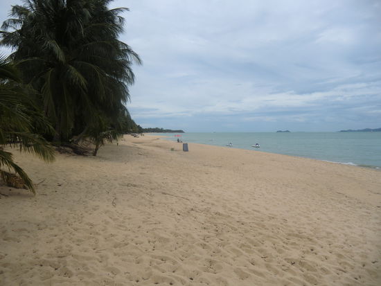 der Strand von Mae Nam linksseitig