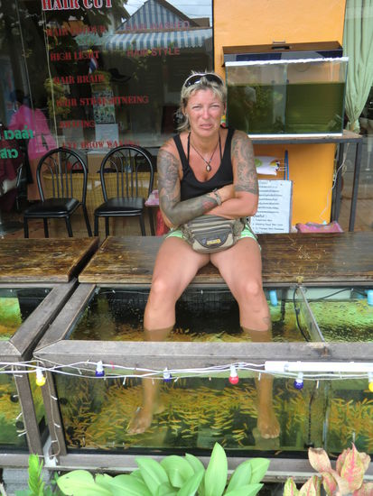 nun mach doch mal ein freundliches Gesicht !! Das kitzelt doch nur !!