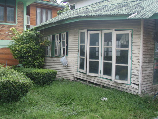 krumm und schief die Hütte