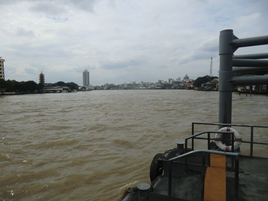 aufgewühlt und reißend